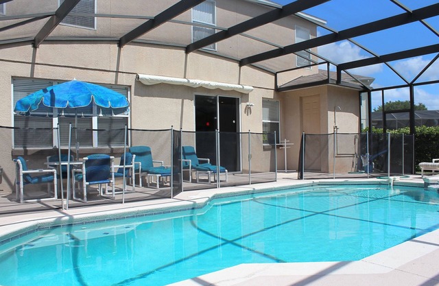 Spacious fully furnished home w heated pool & spa, 25 mins to Disney & Universal