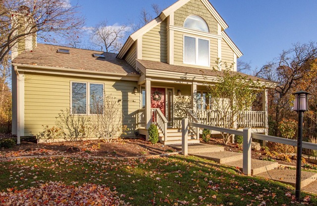 Spacious Galena Retreat on Golf Course | 4 Bed 4 Bath | Hot Tub & Fire Pit