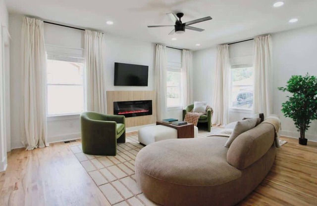 Spacious Getaway 7BR Villa w Hot Tub and Close to DT