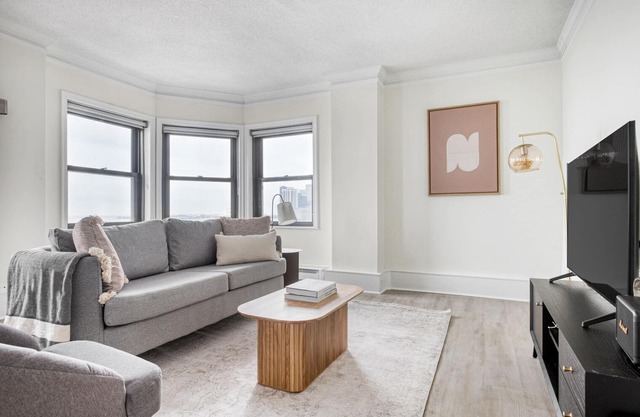 Spacious Gold Coast 2BR w/Doorman & Gym, 2 blocks to L, by Blueground
