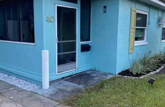 Spacious half 1/1 duplex in amazing location!