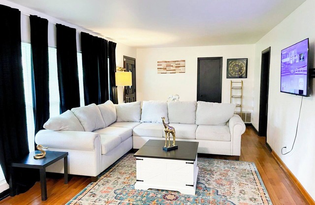 Spacious Home < 6 min to FSU Stadium and < 13 min to FAMU Campus
