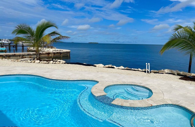 Spacious Home, Directly on Gulf , Beautiful Sunsets, 2 Master Suites, 2 Kayaks