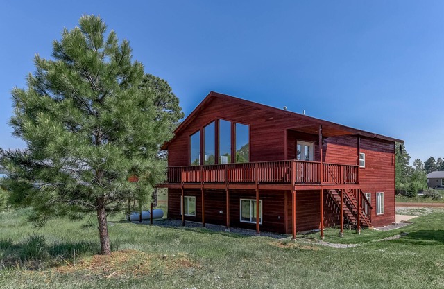 Spacious home near town & ski with gas fireplace, deck, free WiFi