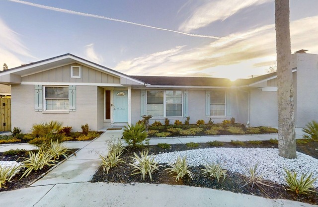 Spacious home with private pool , golf nearby, WIFI and near beaches