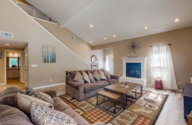 Spacious home w/granite countertops, gas fireplace & 2 large patios-shared pool