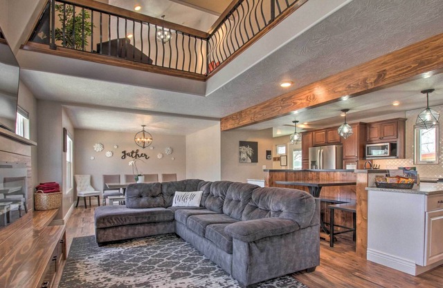 Spacious Home w/ Hot Tub, ~ 3 Mi to Giant Springs!