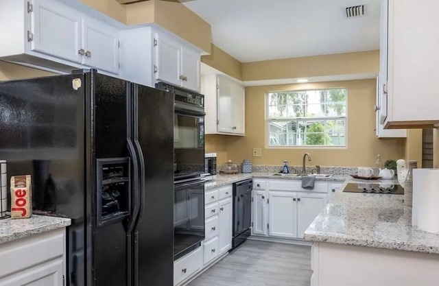 Spacious home w/pool super close to Everbank Stadium