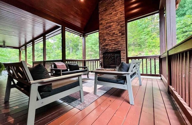 Spacious Home w/Views, Hot Tub & All Paved Access