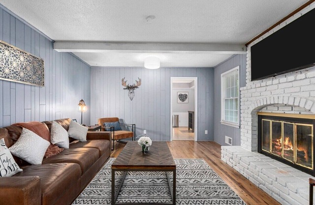 Spacious Home With 2LivingSpaces|Fenced Yard+Pets