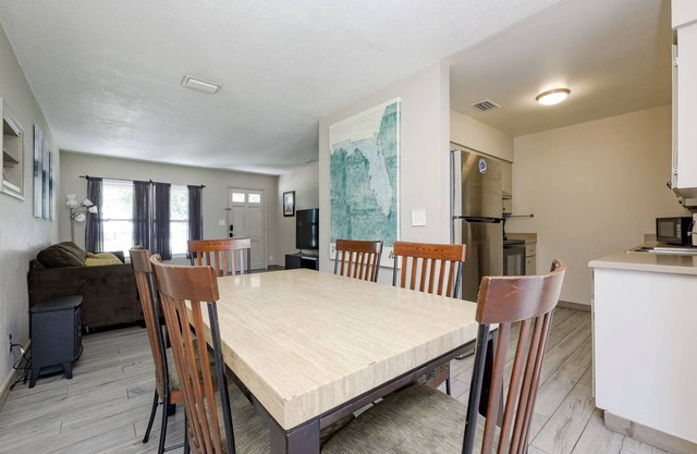 Spacious home with Pool Table 10 minutes from Beaches and Speedway