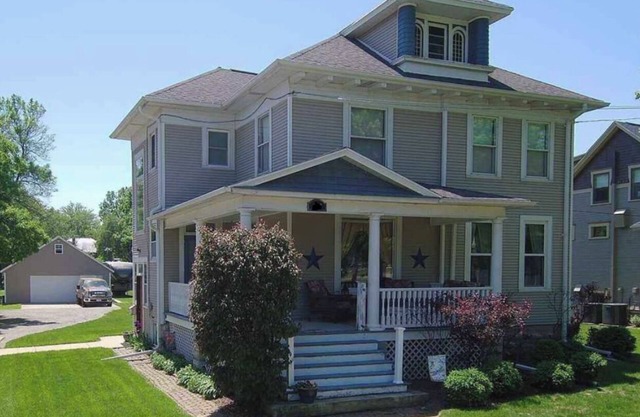 Spacious home with extras for your Air Venture week! Sleeps up to 10.