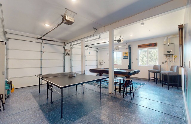 Spacious home with full kitchen, pool table, wifi & great location near lake