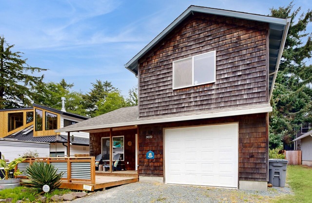 Spacious home with full kitchen, deck & grill - walk to beach & state park