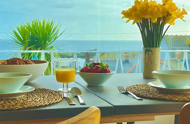Spacious home with panoramic sea view, free parking EV & large garden