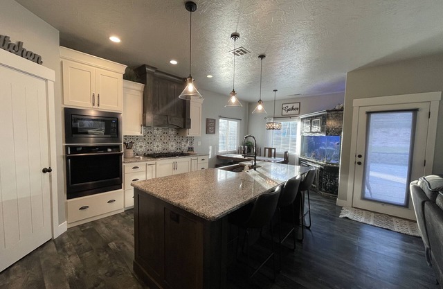 SPACIOUS HOME with POOL SPA. 25 MIN TO ZION NP