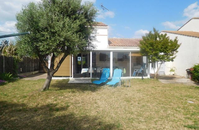 Spacious House in Quiet Area, Near Beach and Shops, Pet-Friendly