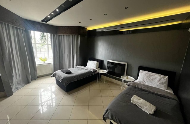 Spacious House in Luton -11 Beds