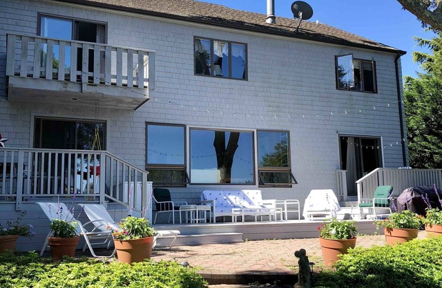 Spacious, immaculate 5 BR, 4 Bath Home w/Bay and Sunset Views, Family-friendly