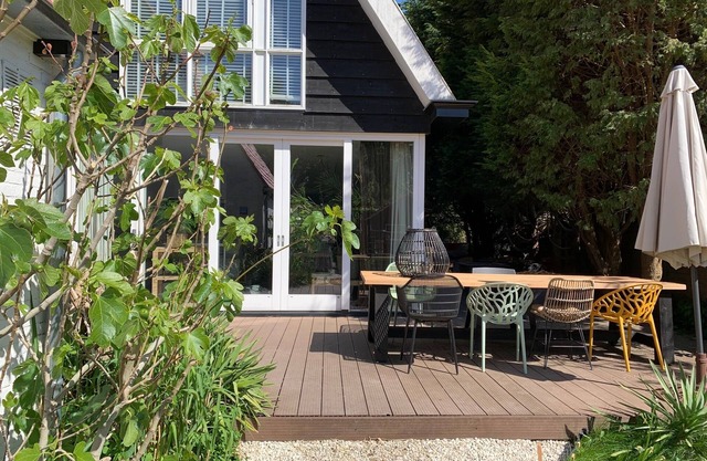 Spacious in a green garden, covered veranda + wood-burning stove & 3 bathrooms