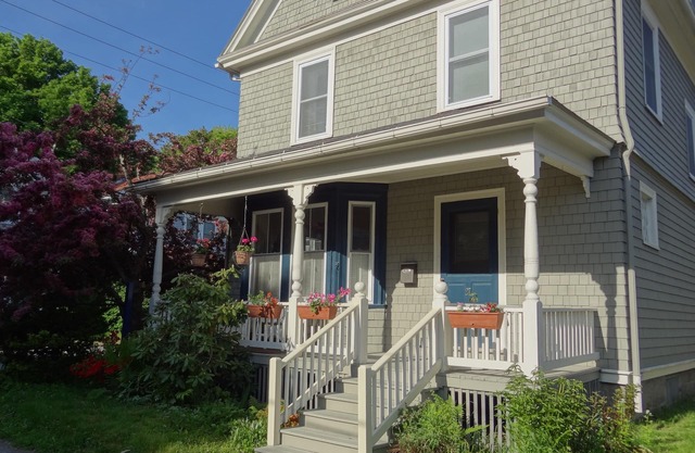 Spacious in-town cottage w/home office. Walk everywhere from your front steps.