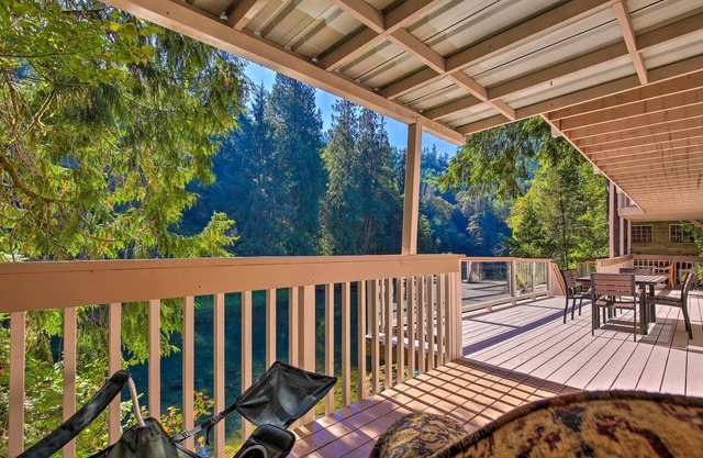 Spacious Kalama Studio w/Riverfront Deck!