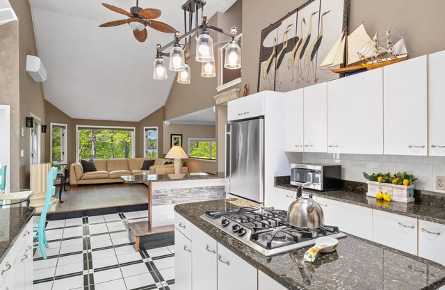 Spacious Lake Front House w Stunning Scenery