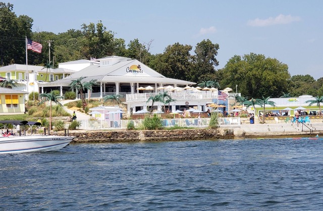 Spacious Lakefront Gem w/dock, pet friendly - next to Coconuts resort, bar, pool