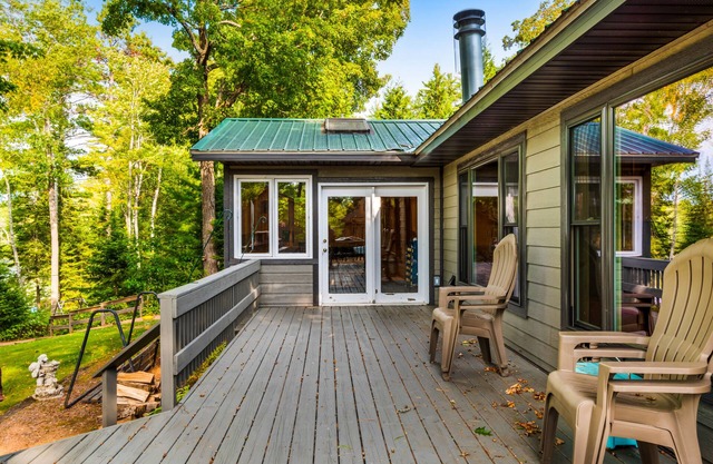 Spacious lakefront lodge with fireplaces, WiFi, W/D, dock, & resort game room