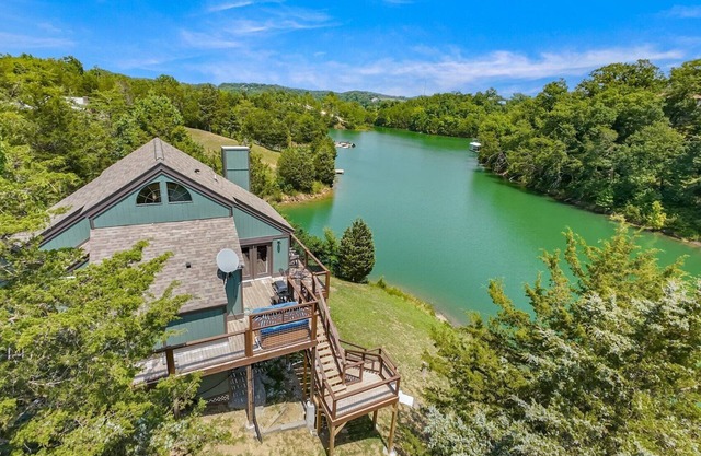 Spacious Lakefront 4-bedroom house in Sevierville with private boat dock!