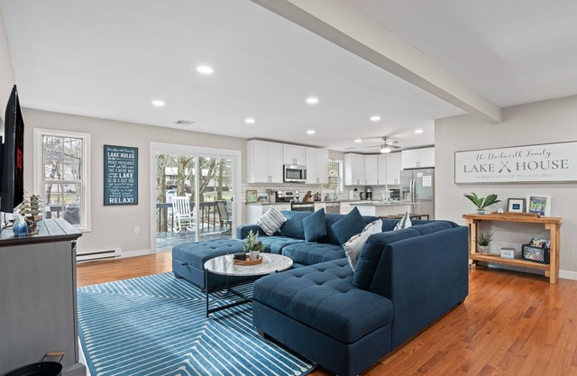 Spacious LakeHouse: Hottub, Sauna, Firepit, Games!