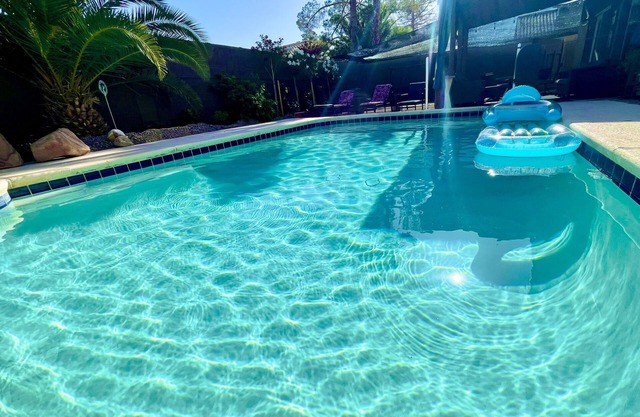 Spacious, Large Pool, Hot Tub, Oasis -close to SPEEDWAY, STRIP, AIRPORT