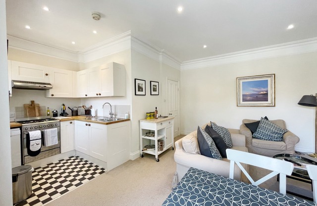 Spacious, light 2 bed flat - great location in heart of Chiswick