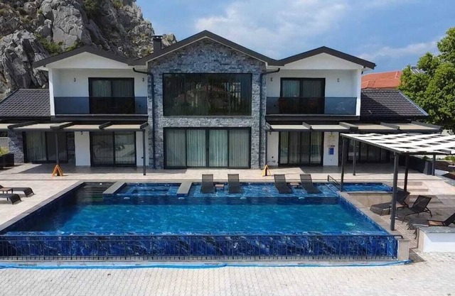 Spacious luxury 5-bedroom villa in wonderful Muğla with AC