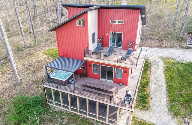Spacious luxury cabin with hot tub and a great view!