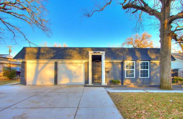 Spacious Luxury House w/Pool & GUEST HOUSE 12 min from DOWNTOWN OKC