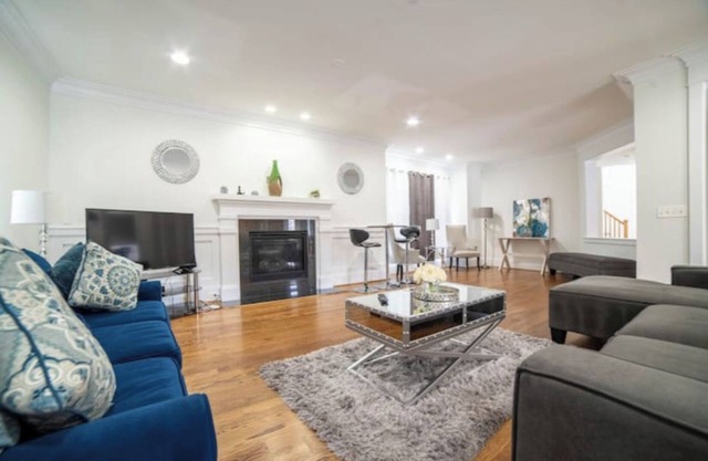 Spacious Luxury Home in the Heart of it ALL: 5 Bedroom, 5.5 bathrooms