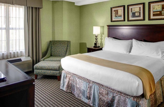 Spacious Luxury Suite! Enjoy Pool & Patio!