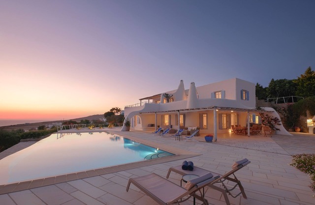 Spacious Luxury Villa Delion-stunning sunset&bay view, infinity pool, by beaches