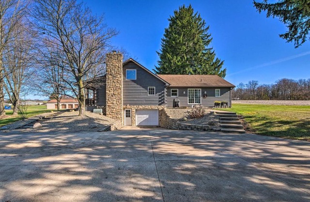 Spacious Massillon Log Cabin with Fire Pit!