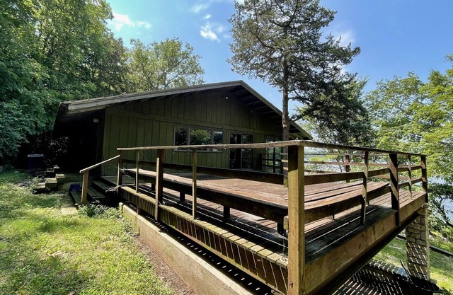 Spacious Midcentury Home right on the Mississippi River!