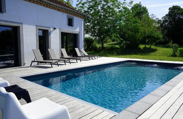 SPACIOUS, MODERN FAMILY HOUSE - WITH SWIMMING POOL