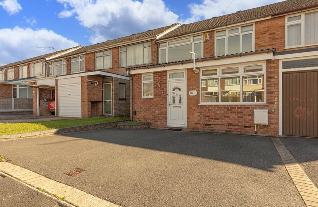 Spacious & Modern 4-Bed Home – Sleeps 7