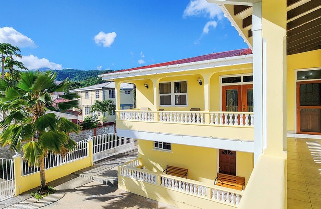 Spacious modern 5 bedroom island retreat in Picard w/king bed and A/C