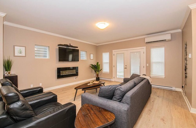 Spacious Modern Bright 4 BR Home! 20 MIN to DT Victoria.