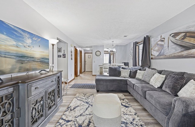 Spacious Modern Condo - 1st Floor - One Block to the Beach