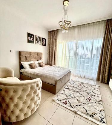 Spacious Modern High Floor Independent Studio Downtown