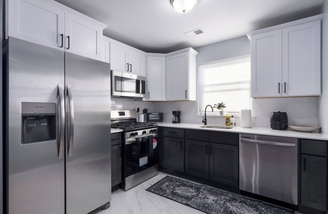 Spacious Modern Retreat 6-bedroom house in delightful Irvington, Sleeps 16+