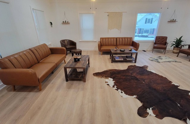 Spacious Modern Farmhouse – Renovated 2023, Huge Yard & Near Downtown