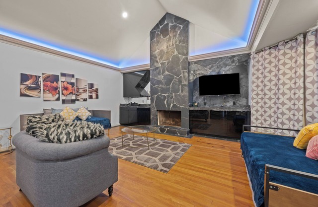 Spacious Montrose Art House with WiFi, AC and Free Parking